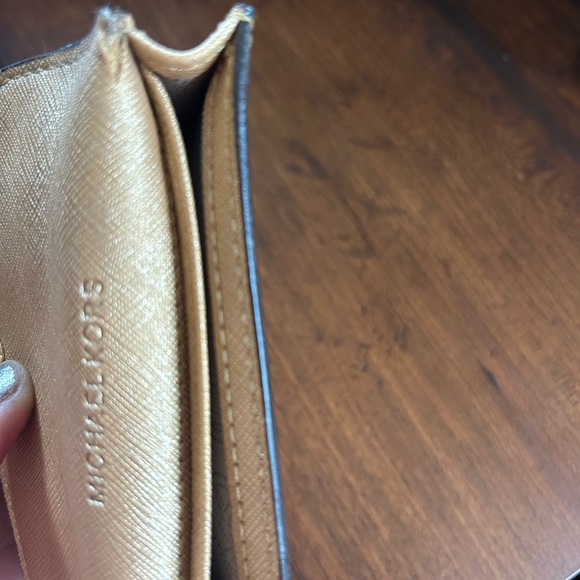 2 piece Michael Kors tote & MK business cardholder - Picture 13 of 16